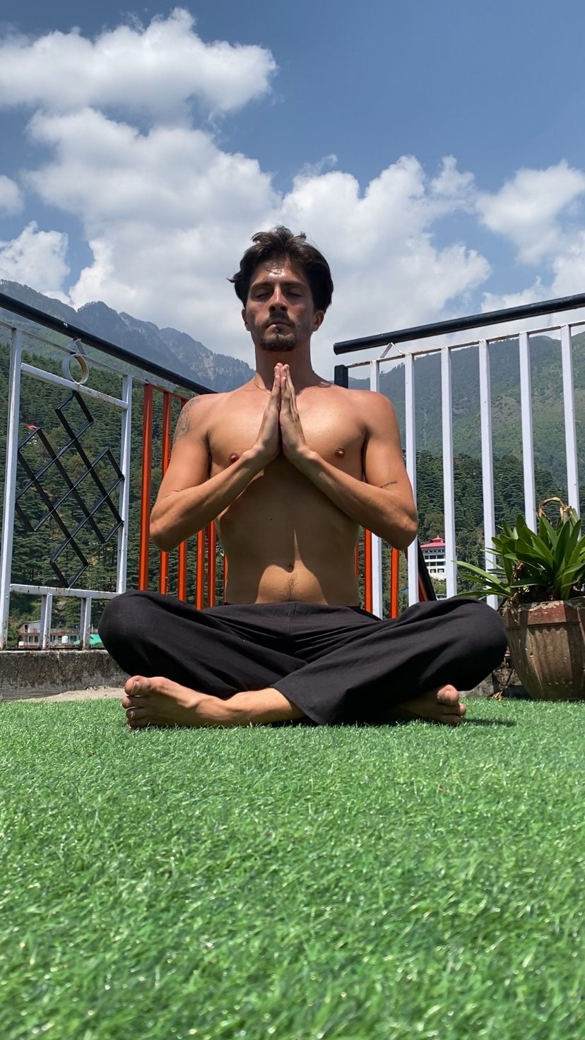 Persona meditando en un espacio de práctica